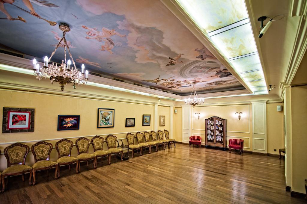 ホテル British Club リヴィウ エクステリア 写真